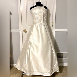 Ivory wedding dress